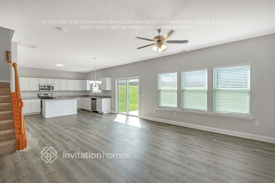 Building Photo - 13645 Coram Pl