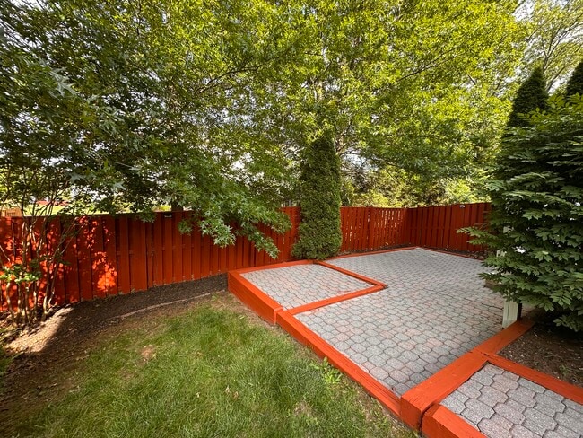 Building Photo - 22702 Lamoreaux Landing Square