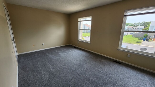 Building Photo - Nice 2-Story Townhome, Centrally located i...