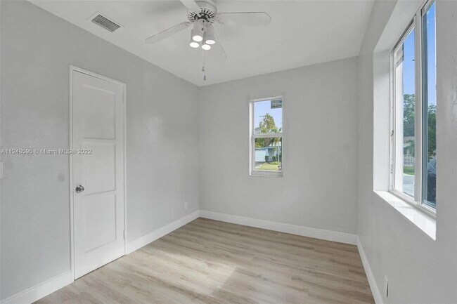 Building Photo - 2134 Dewey St