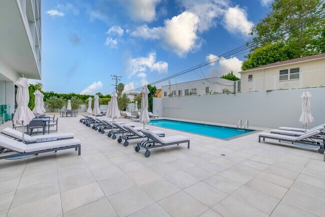 Primary Photo - 999 N Doheny Dr