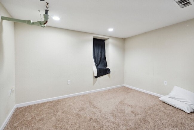 Building Photo - 503 Iowa St