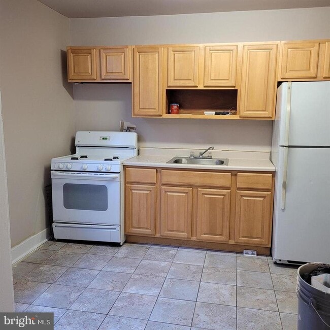 Building Photo - 4102 W Maple Ave