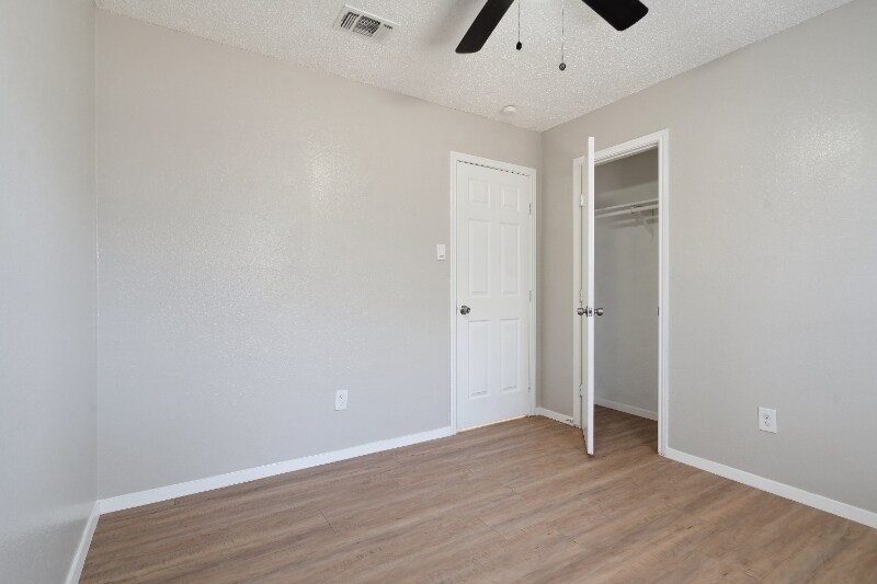 Building Photo - 2804 S Meadow Dr
