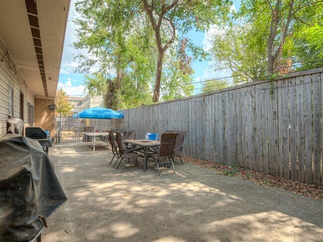 Building Photo - 921 S Lahoma Ave
