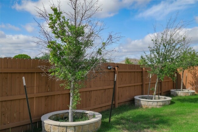 Building Photo - 112 Rosebush Dr