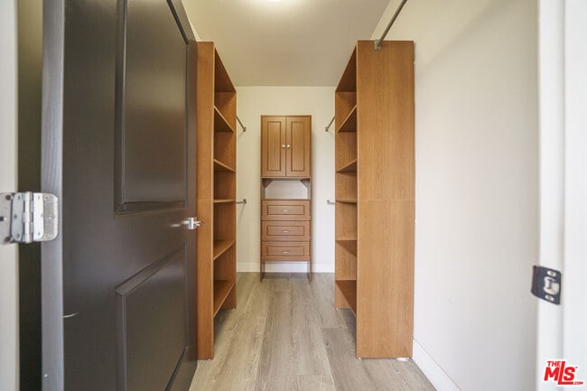 Building Photo - 970 S St Andrews Pl