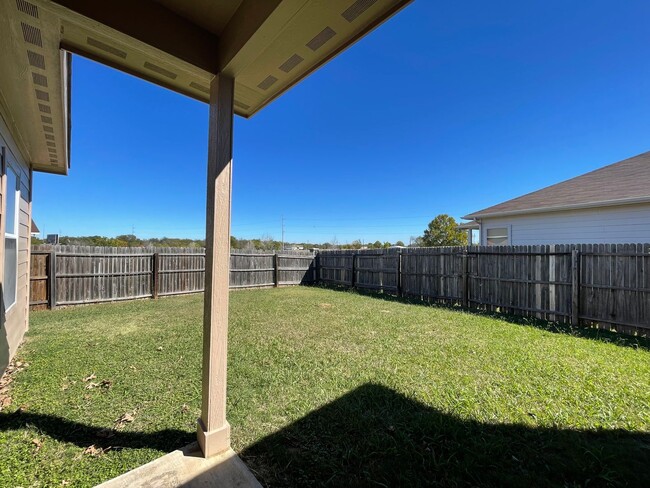 Building Photo - 4 bedroom 2 bath with 2 car garage