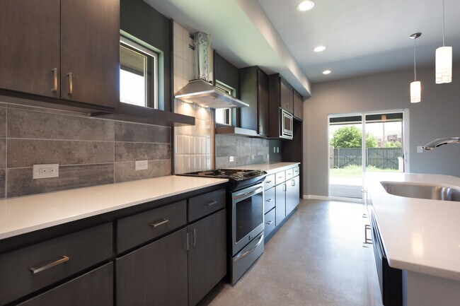 Building Photo - Stylish, Modern, Nearly New | 4-Bed | 2-Bath | Deer Creek Schools