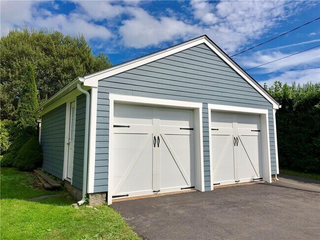 Building Photo - 673 Aquidneck Ave