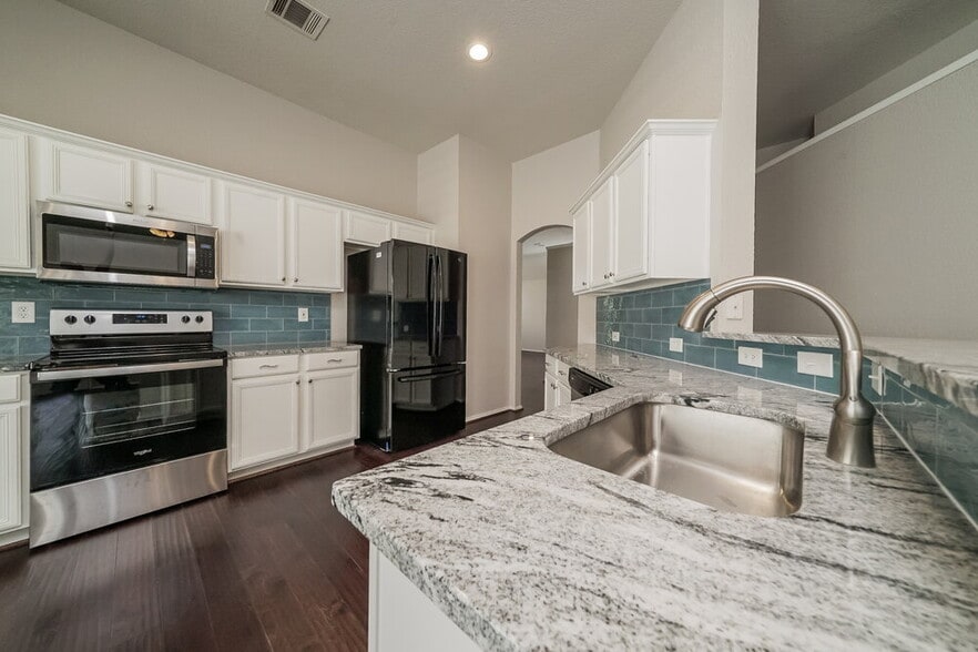 Building Photo - 1005 Fort Apache Dr