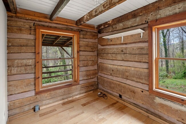 Building Photo - Sovereign Oaks Cabin