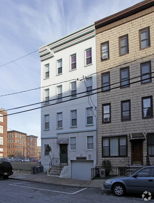 Primary Photo - 725 Adams St