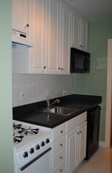 Building Photo - 323 C St SE