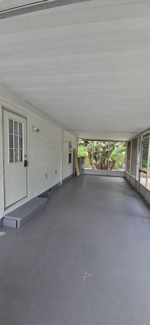 Building Photo - 2 bed 2 baths with large screened patio