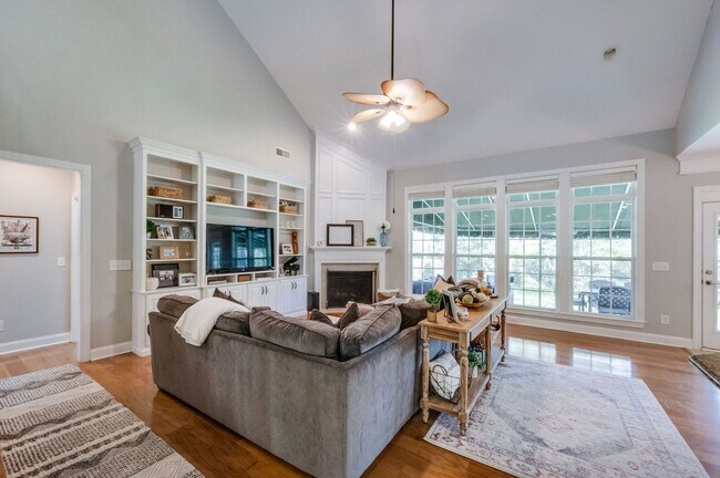 Building Photo - 4 Bedroom, 3.5 Bathroom Executive Home with Fenced Yard and 3 Car Garage.