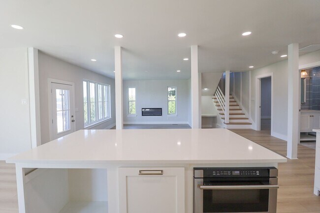Building Photo - 4 Bed | 3 Bath on Keystone Lake!
