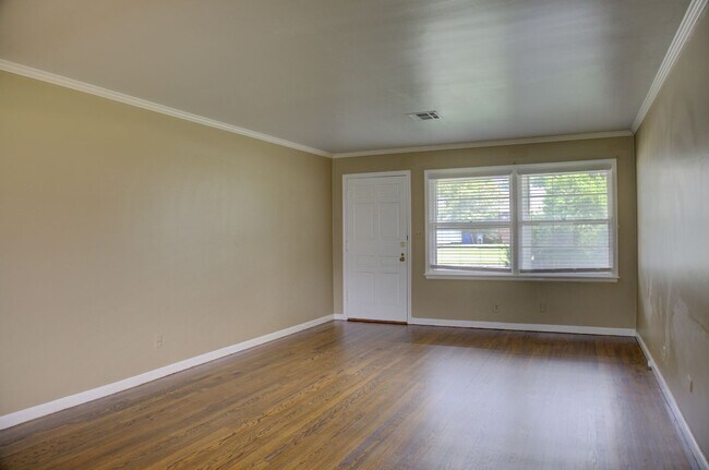 Building Photo - Well Maintained Midtown Home