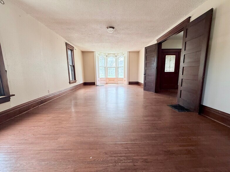 Living Room - 615 W 2nd St