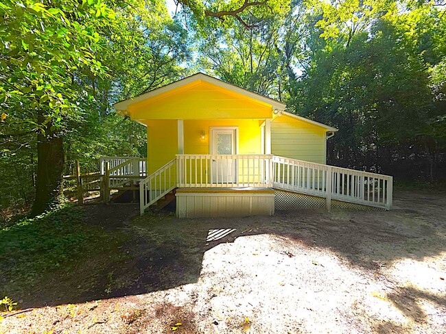 Building Photo - Welcome to this charming 3 bedroom, 2 bath...