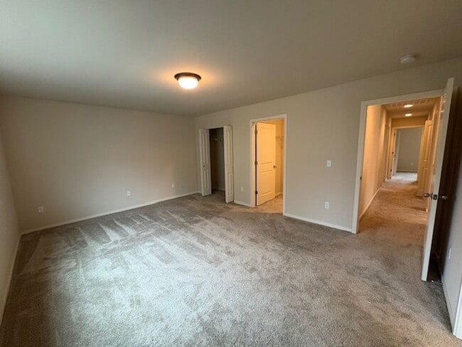 Building Photo - Beautiful 4-bedroom 2.5 bath home