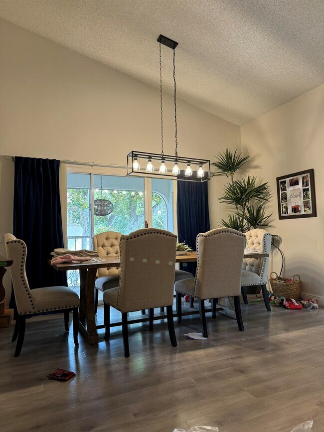 Building Photo - 6584 Via Regina