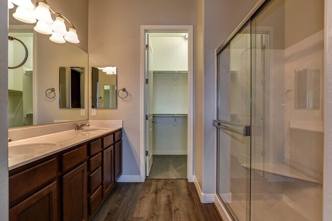 Building Photo - Rate reduction on this beautiful Townhome in Granville!