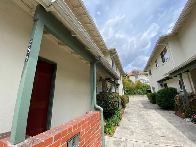 Building Photo - 655 Oakland Ave