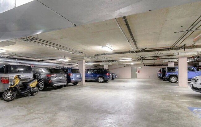 Building Photo - Spacious 1BR|2BA Loft Style Condo in the h...
