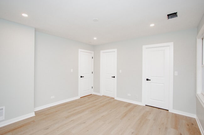 Building Photo - 1845 Bristol Walk