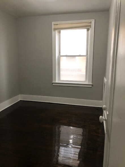 Building Photo - 15395 Linwood St