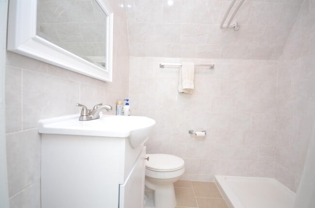 Building Photo - 413 Davis Ave