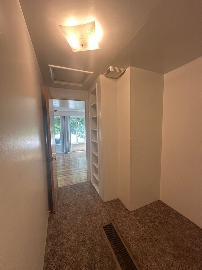 Building Photo - Healy Duplex