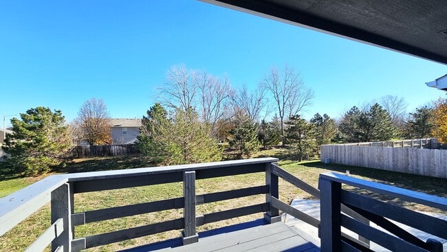 Building Photo - Beautiful Three Bedroom, Three Bathroom