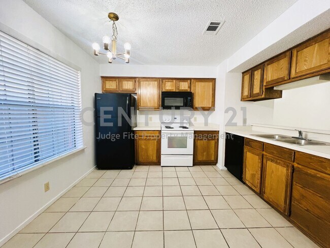 Building Photo - 929 W Hickory St