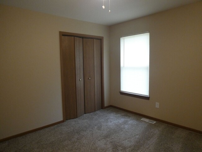 Building Photo - 3 Bedroom 2.5 bath Duplex in Blue Springs