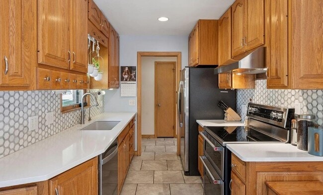 Building Photo - 2307 Harding St NE