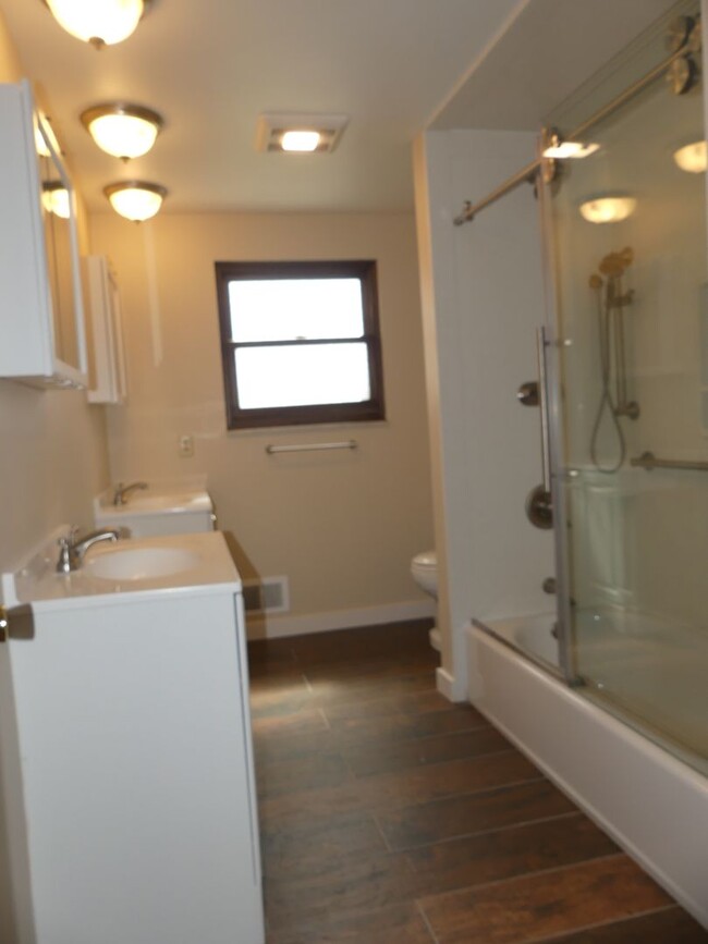 Building Photo - Remodeled 4 bedroom! Fenced backyard! 2 Ca...