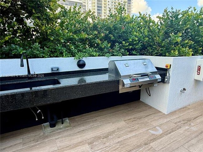 Building Photo - 700 NE 24th St