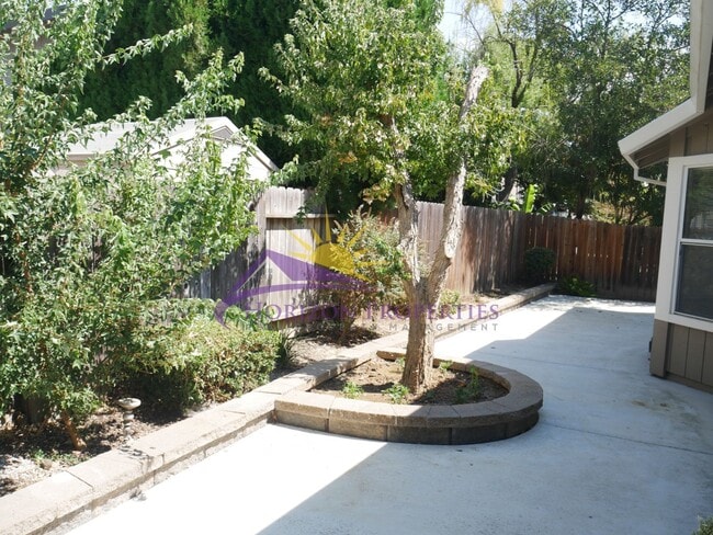 Building Photo - Unique 3 Bed 2.5 Bath 1,971sqft Single Family Home in Sacramento