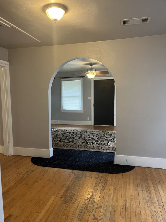 Building Photo - Charming 2-Bedroom Home near Uptown.