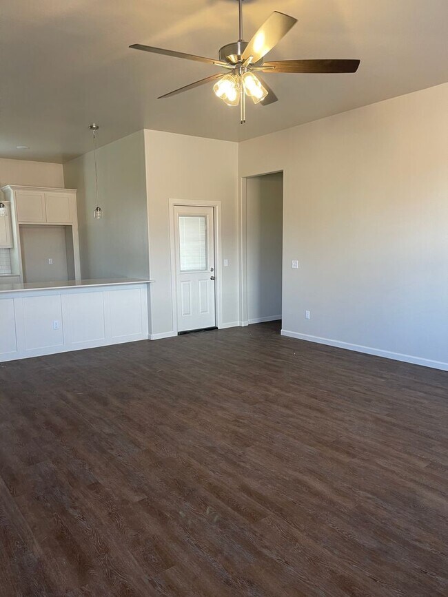 Building Photo - 3 bedroom with 2.5 bath in The Enclave