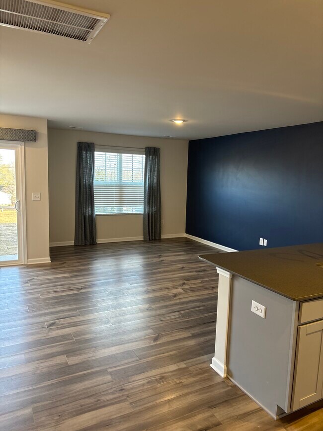 Building Photo - 304 Detroit Ln