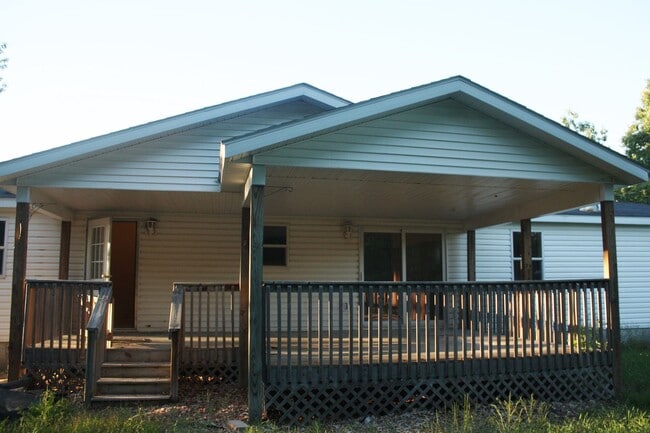 Building Photo - 4 Bedroom, 2 Full Bath home in Greenville/...