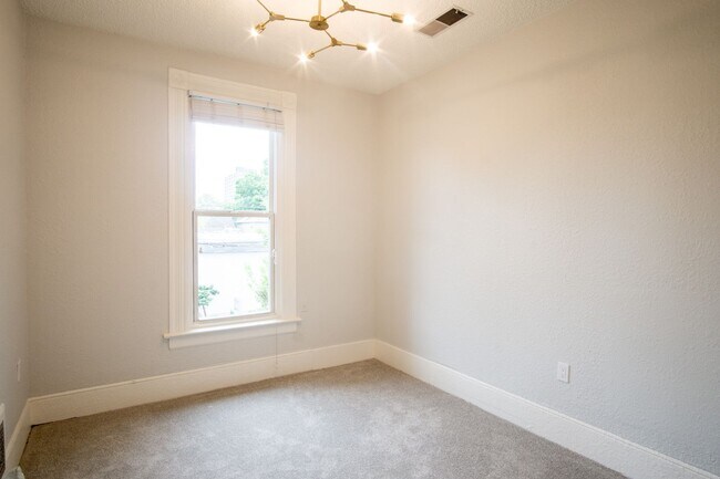Building Photo - Gorgeous & Luxurious Remodeled Top-Floor T...