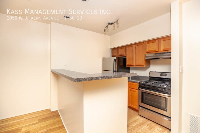 Building Photo - 1050 W Dickens Ave