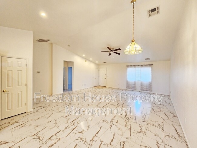 Building Photo - 600 San Lorenzo St