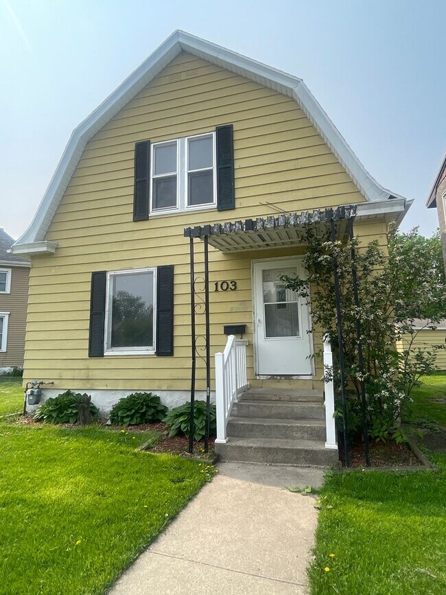 Building Photo - 3 bedroom 1.5 bath house!