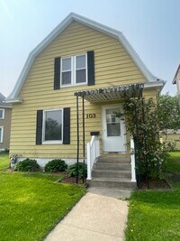 Building Photo - 3 bedroom 1.5 bath house!