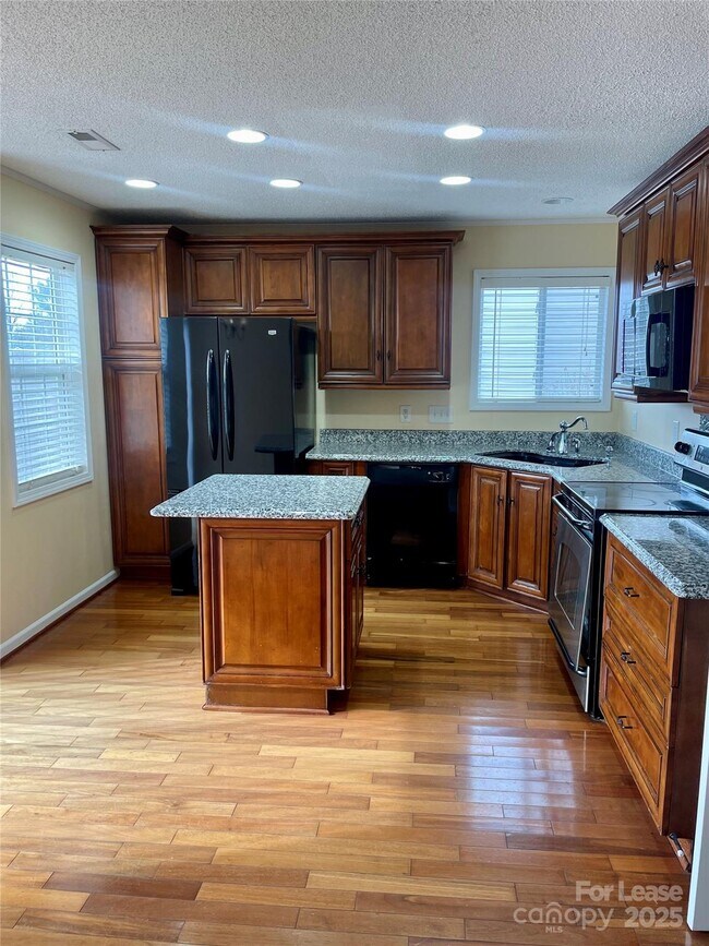 Building Photo - 3823 Thomas Ridge Dr